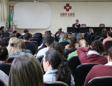 Projeto Profissões do Colégio São Luiz recebe o r brusquense Pedro  Loos, Educação