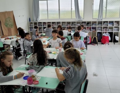 Pinturas com tintas naturais na aula de História